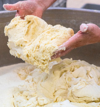 Lavorazione della pasta del pane Pandittaino